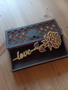 Holzbox mit Herz und Rose mit Love